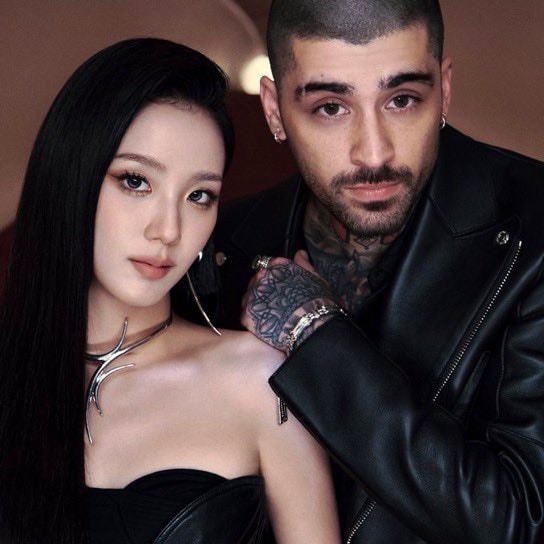 JISOO ZAYN Eyes Closed (photo 2 of 2)