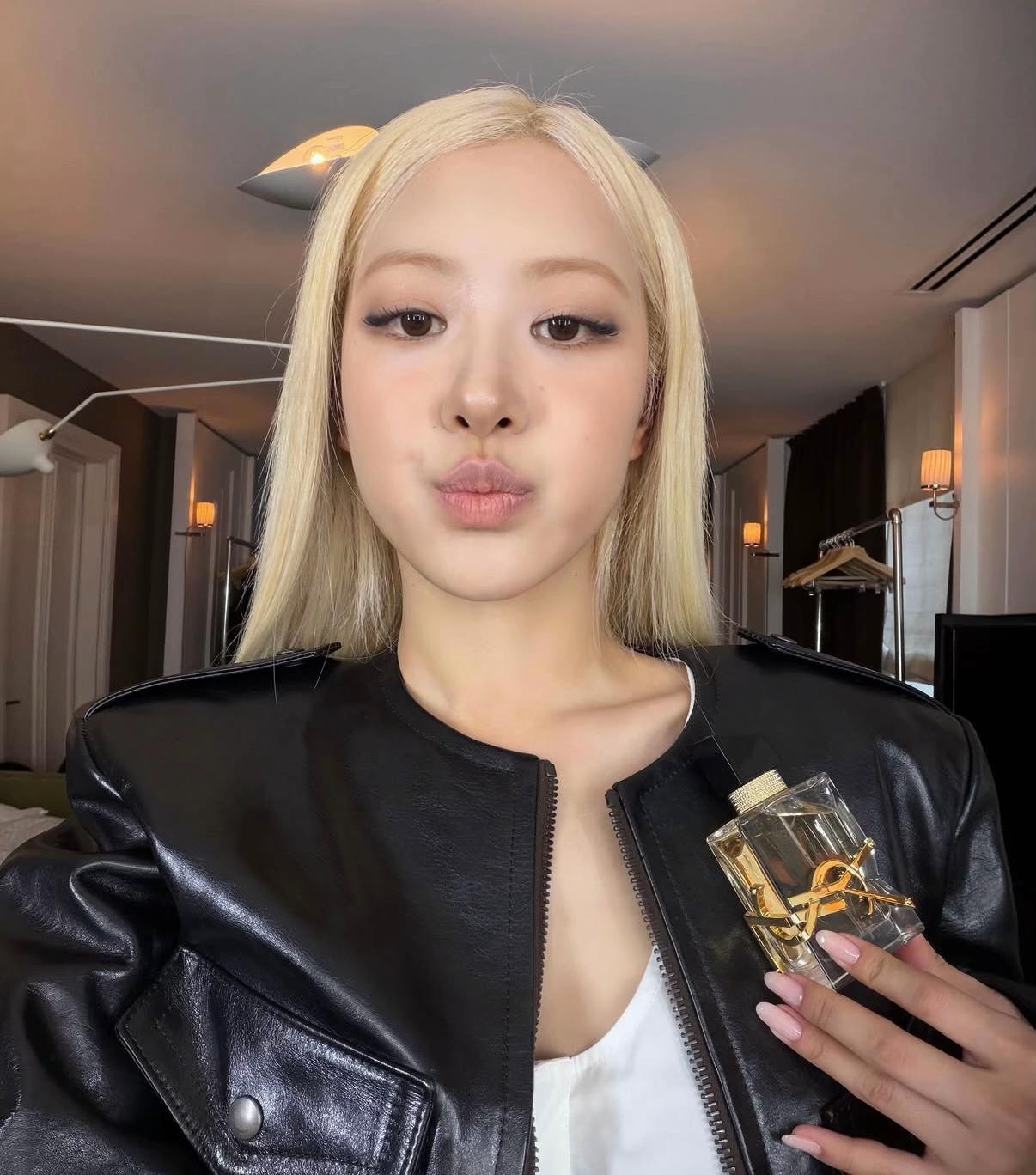 ROSÉ Roses Are Rosie perfume selfie (photo 3 of 4)