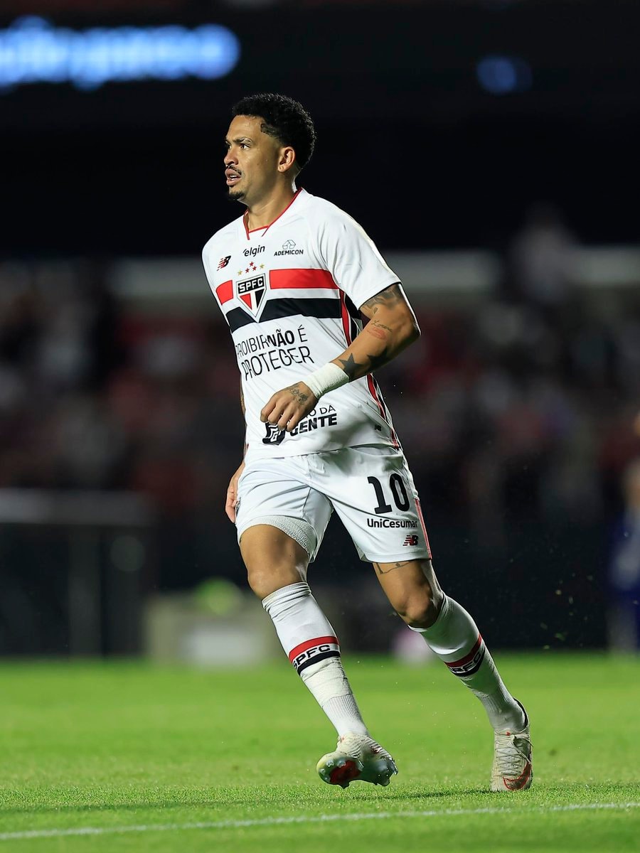 São Paulo FC protest kit