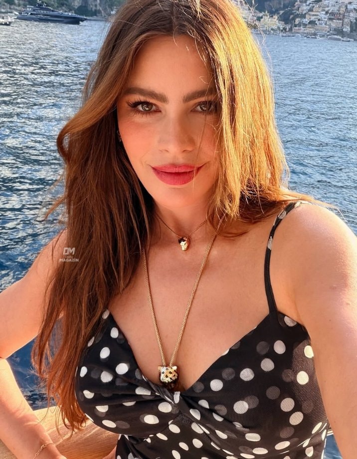 Sofía Vergara's Seaside Glam Selfie (photo 2 of 2)