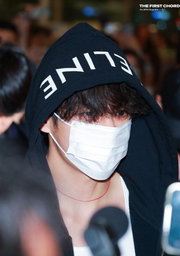 Taehyung airport black hair