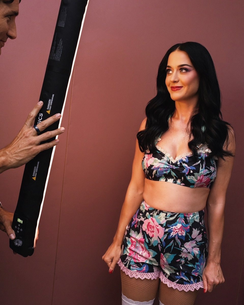 Justin Trudeau holds selfie light for Katy Perry 🥺 (photo 1 of 2)