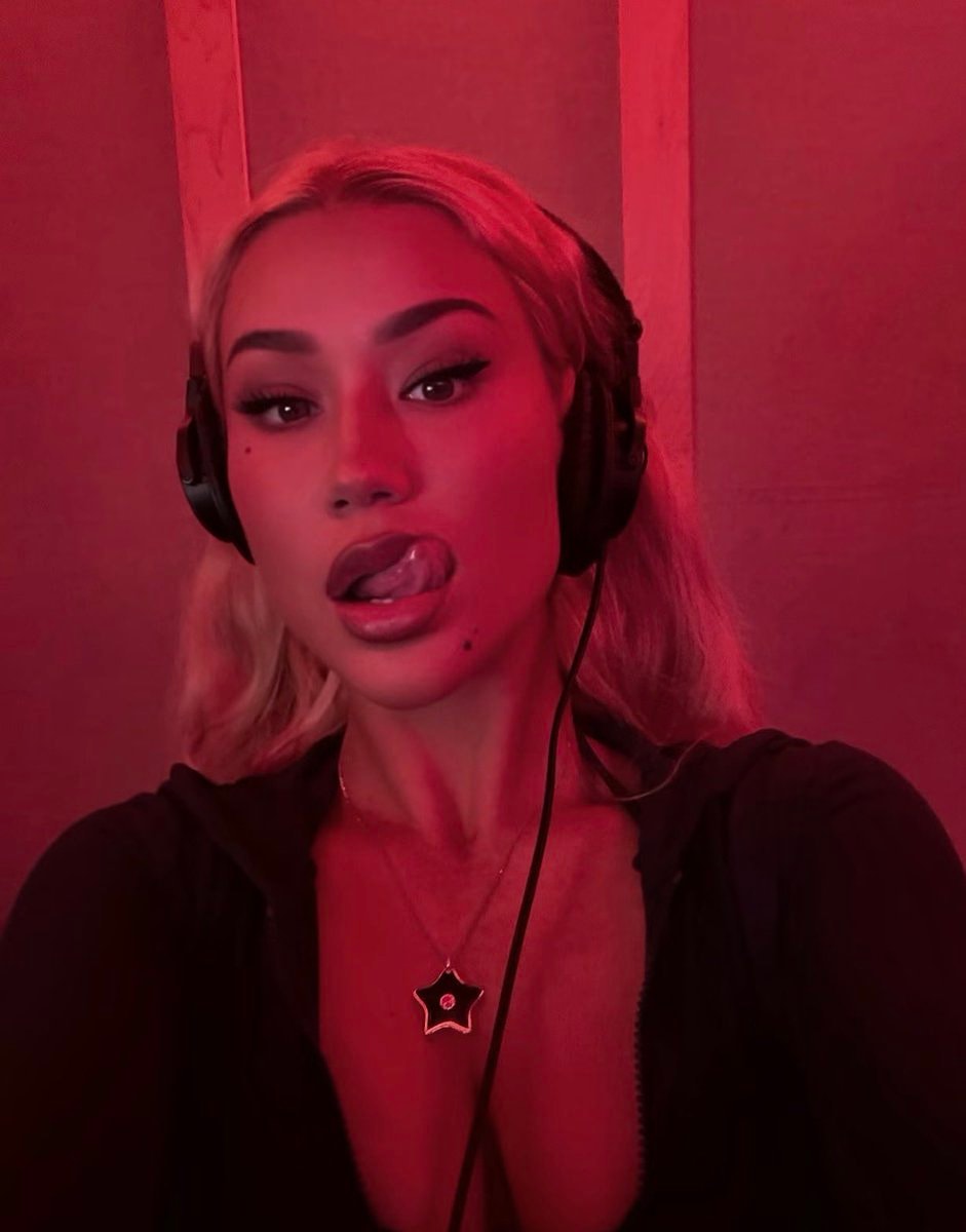 Iggy Azalea recording