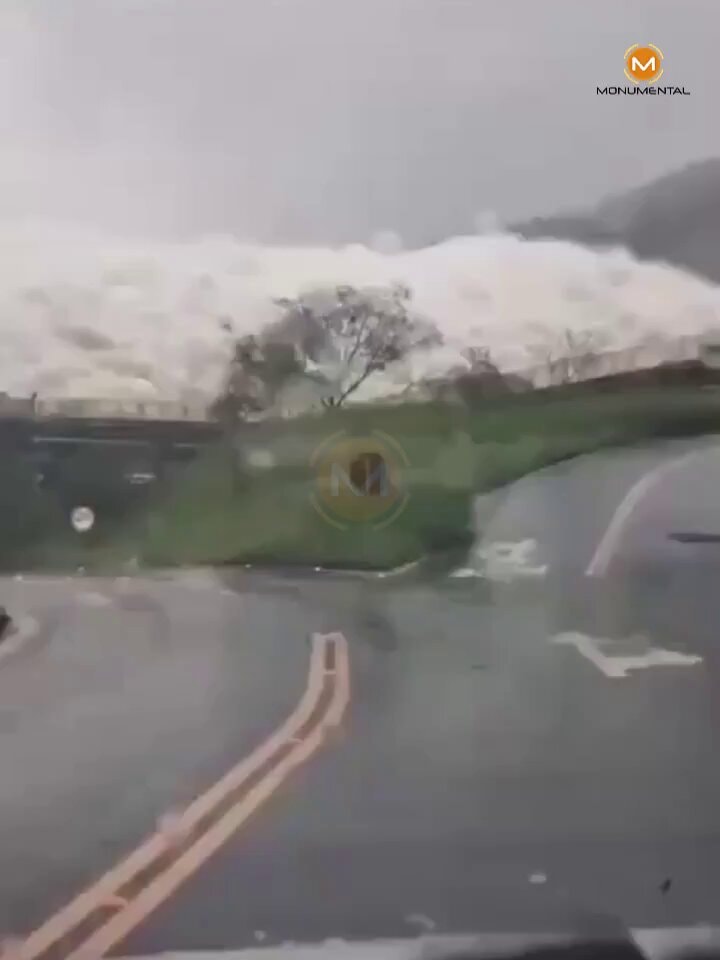 Itaipú and Acaray gates open