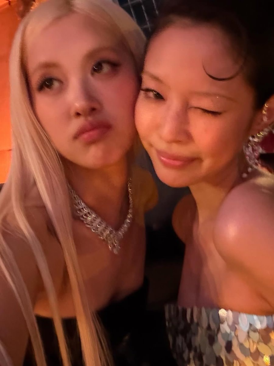 BLACKPINK members in Met Gala photo (photo 4 of 4)
