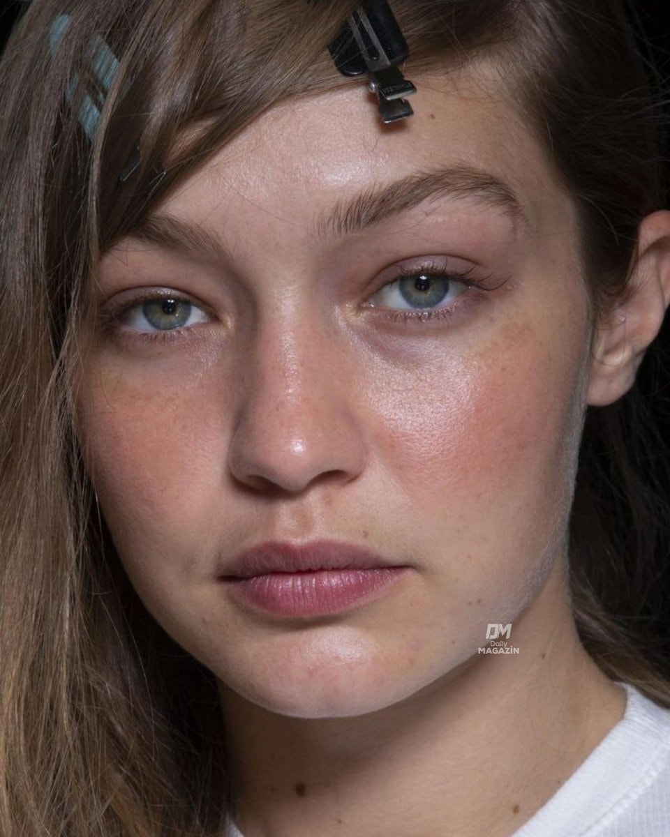 Bella and Gigi Hadid sisters natural beauty (photo 2 of 2)