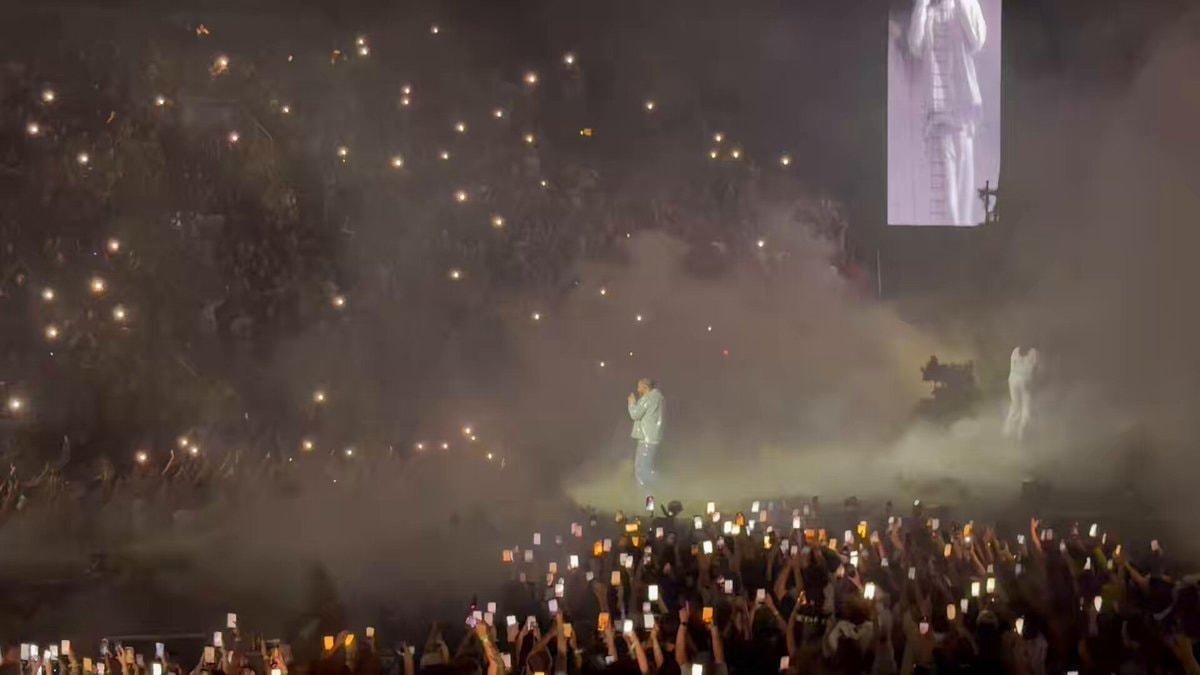 Drake performs JANICE STFU and BURNING BRIDGES