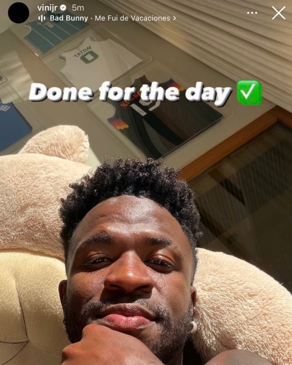 Vinicius selfie with stuffed bear