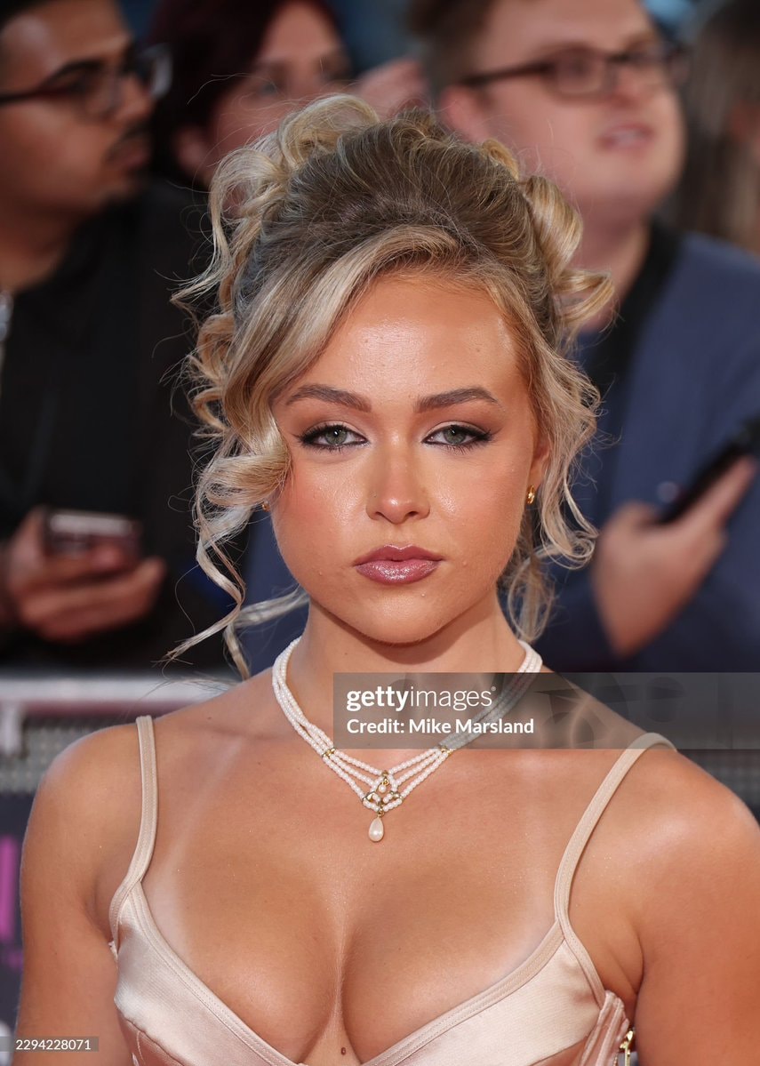 Ellie Dadd red carpet moment (photo 2 of 4)