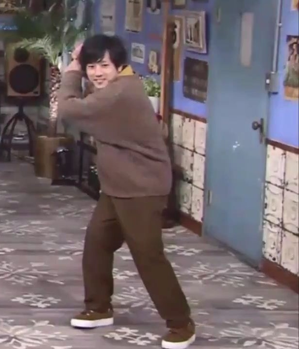 dancing in brown fit (photo 3 of 4)