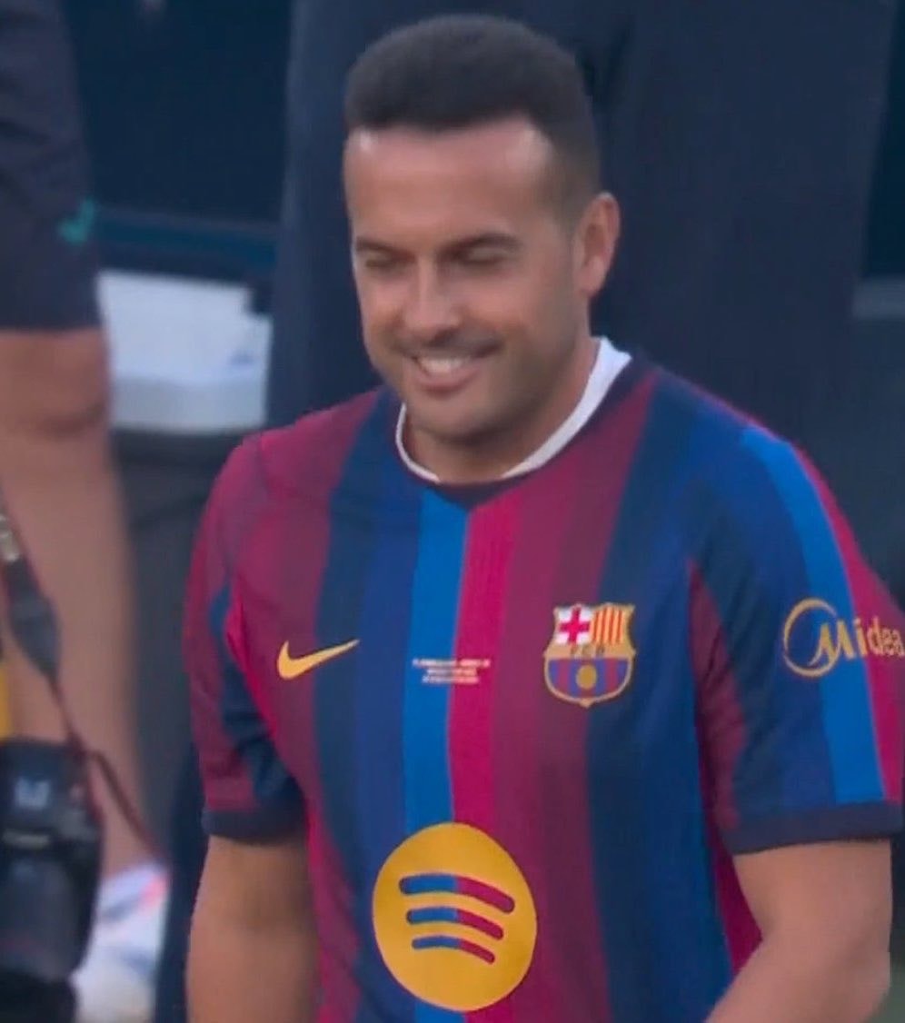 Pedro honored by Barcelona at Camp Nou