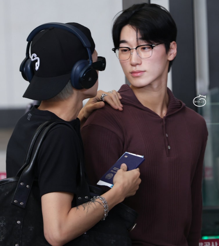 San and Wooyoung ATEEZ viral moment (photo 2 of 2)