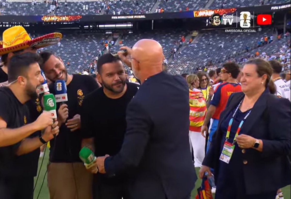 Jaime Lozano cuts Alan Gouveia's hair