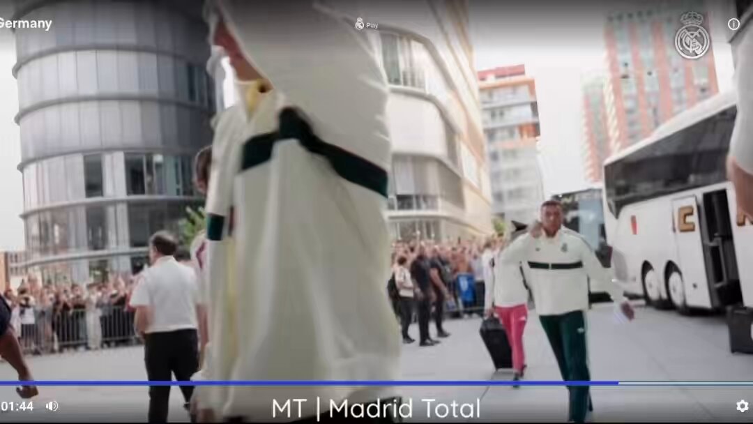 Kylian Mbappé interaction