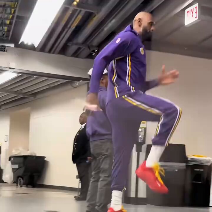 lebron james and his crazy handshakes with everybody 😭😭