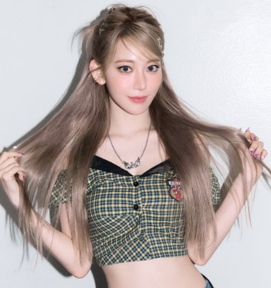 Sakura LE SSERAFIM Ariana Grande concert (photo 1 of 2)