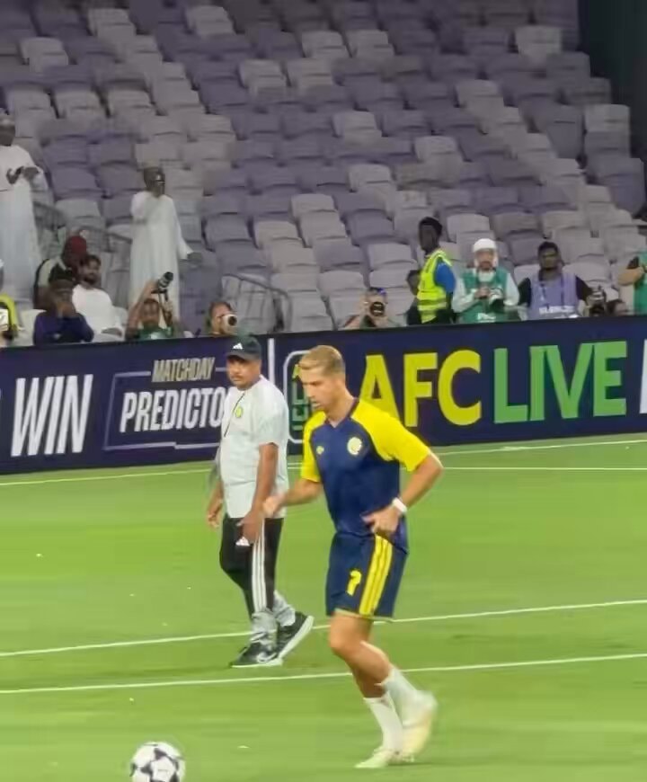 Cristiano Ronaldo Messi chant