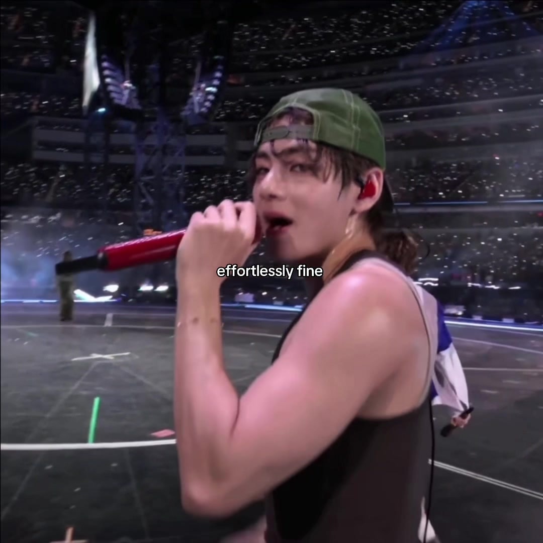 Taehyung eye contact in first clip Taehyung eye contact in first clip