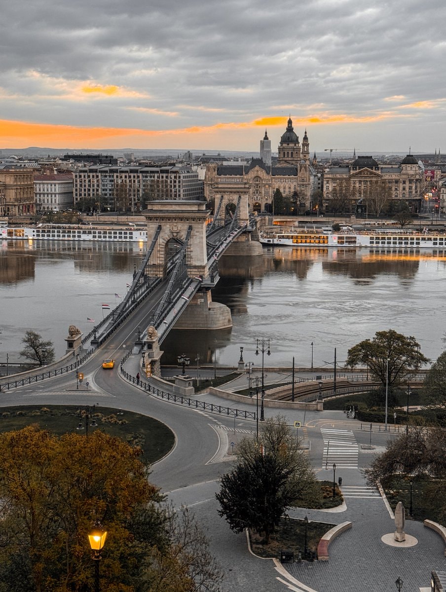 Budapest Chain Bridge (photo 3 of 4)