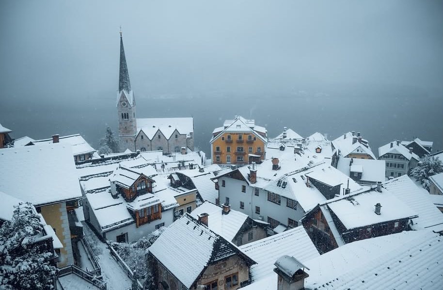 Hallstatt Austria snowy winter (photo 1 of 4)