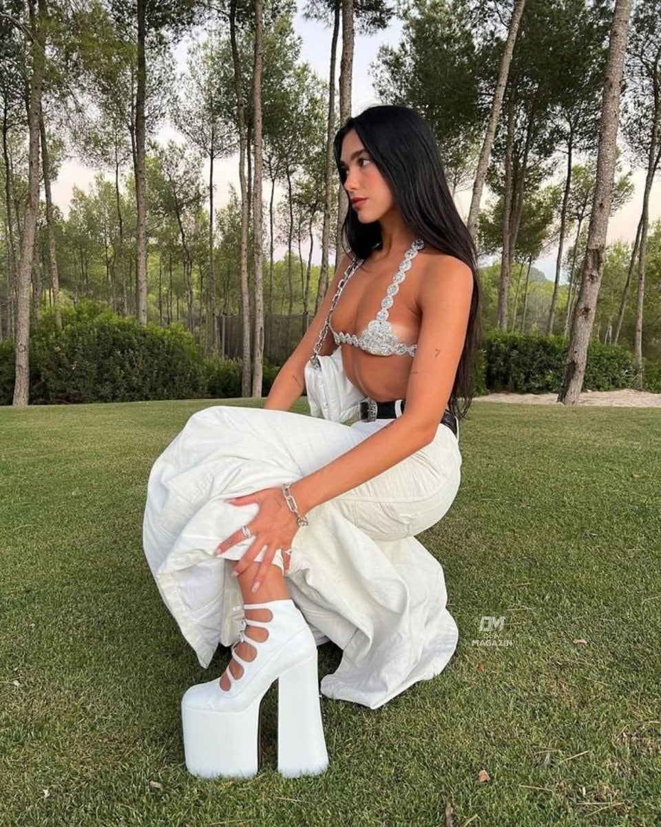 Dua Lipa angel pose platforms (photo 2 of 2)