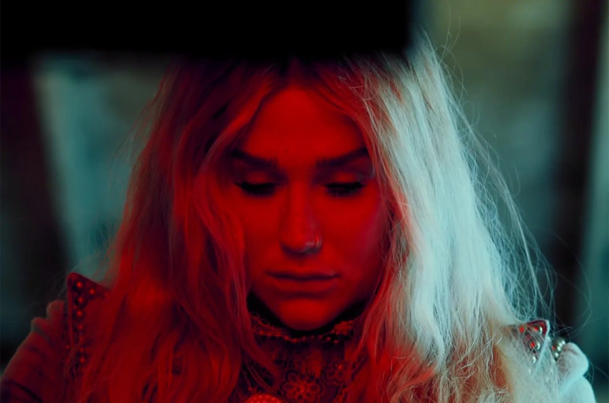 Kesha Praying 9 years (photo 3 of 4)