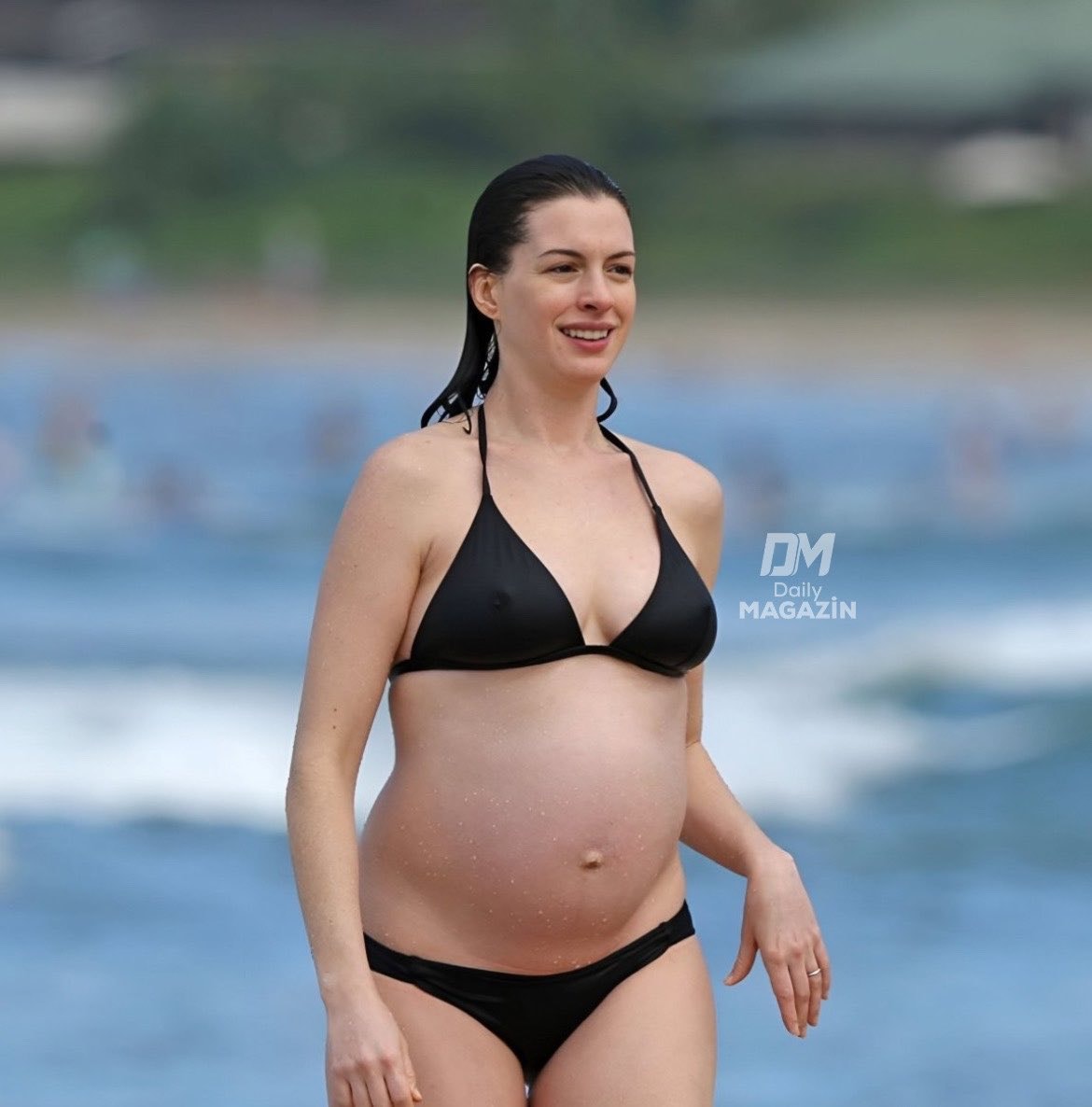 Anne Hathaway pregnant beach photos (photo 2 of 2)