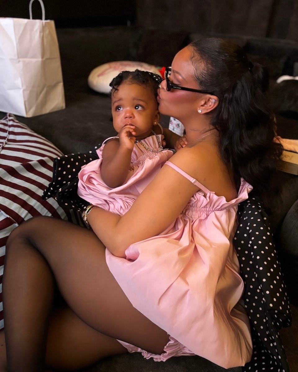 Rihanna with newborn baby (photo 2 of 2)