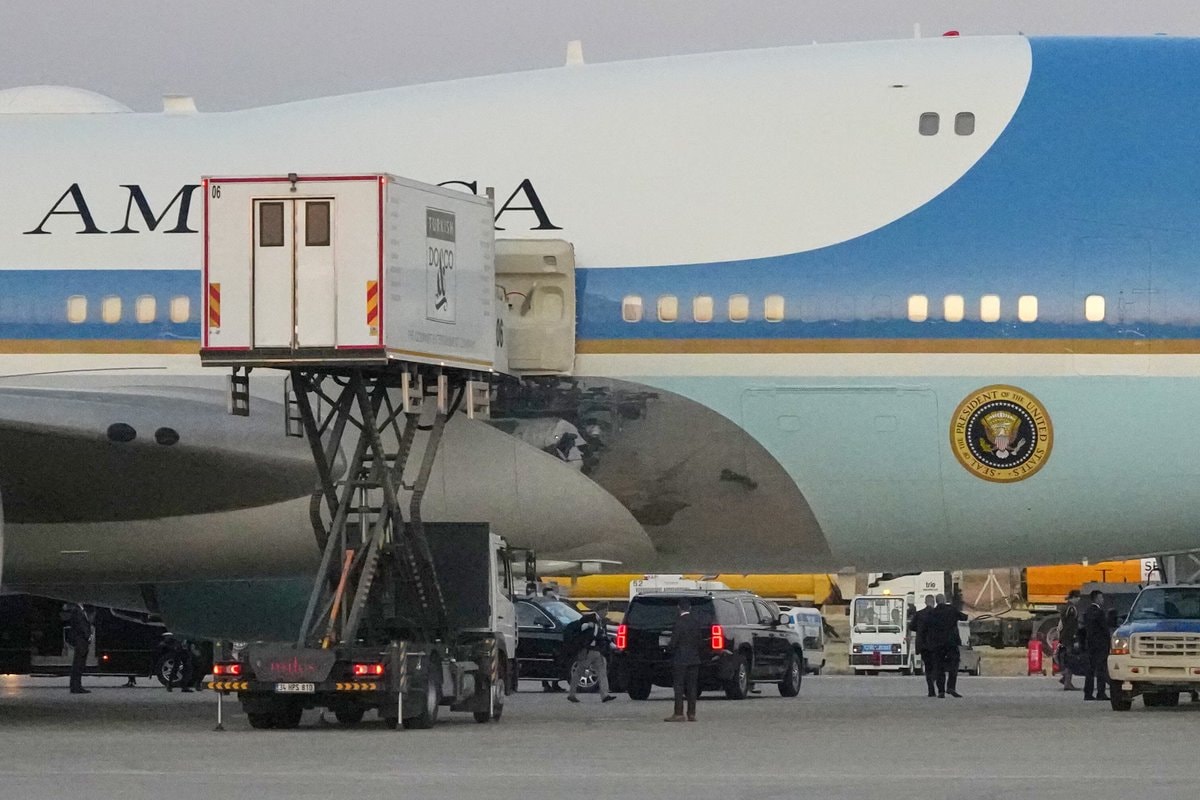 Trump Ankara plane switch and catering truck (photo 3 of 3)