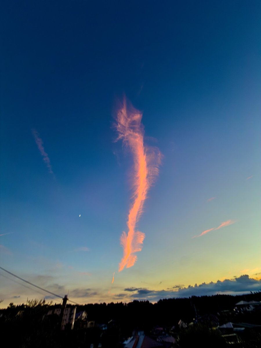 dragon shaped cloud at dusk (photo 2 of 3)