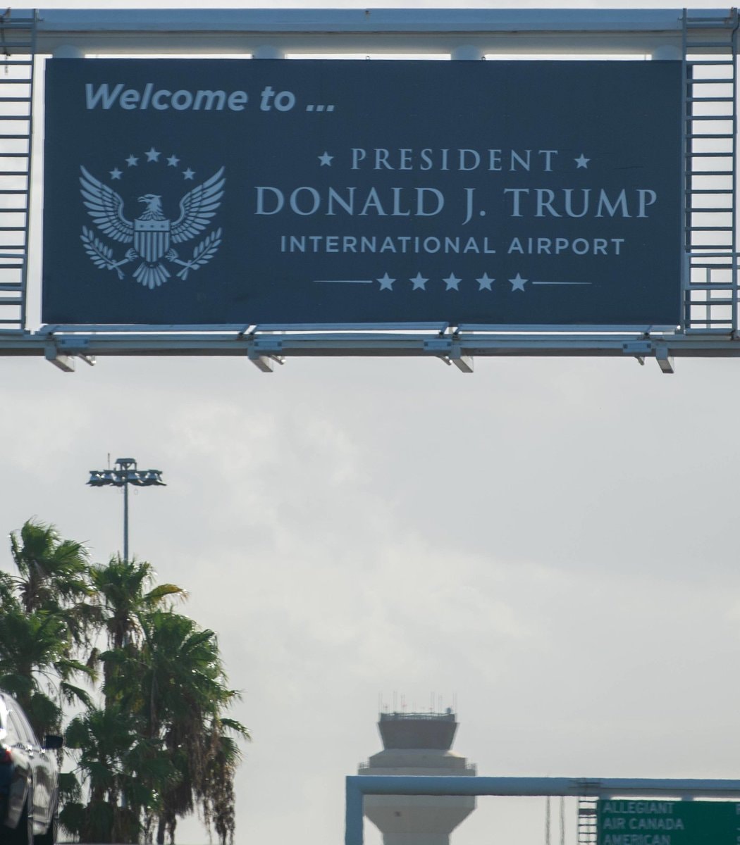 United Airlines free rerouting Trump airport (photo 2 of 2)