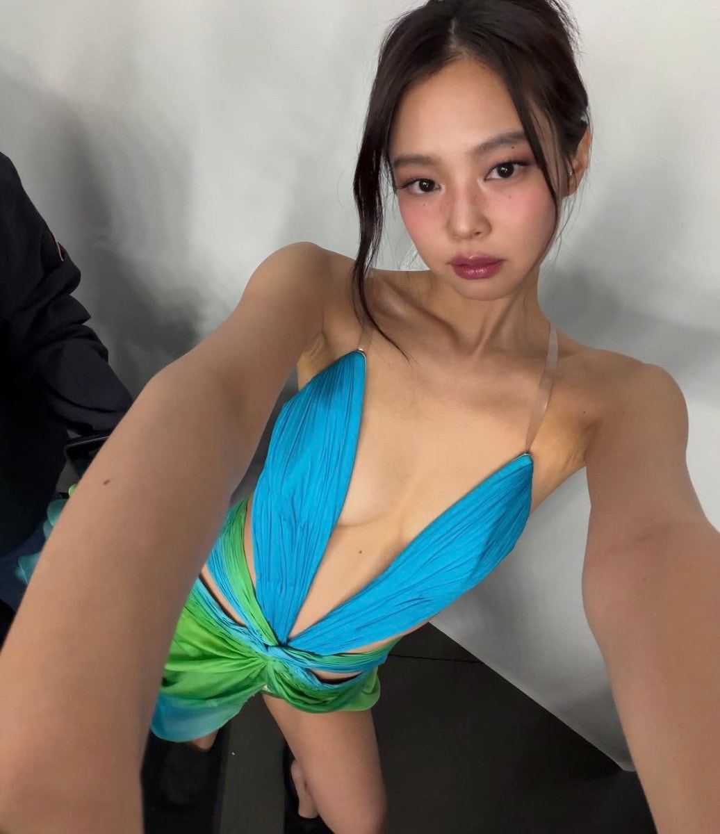 Jennie Cosmopolitan Magazine feature (photo 2 of 4)