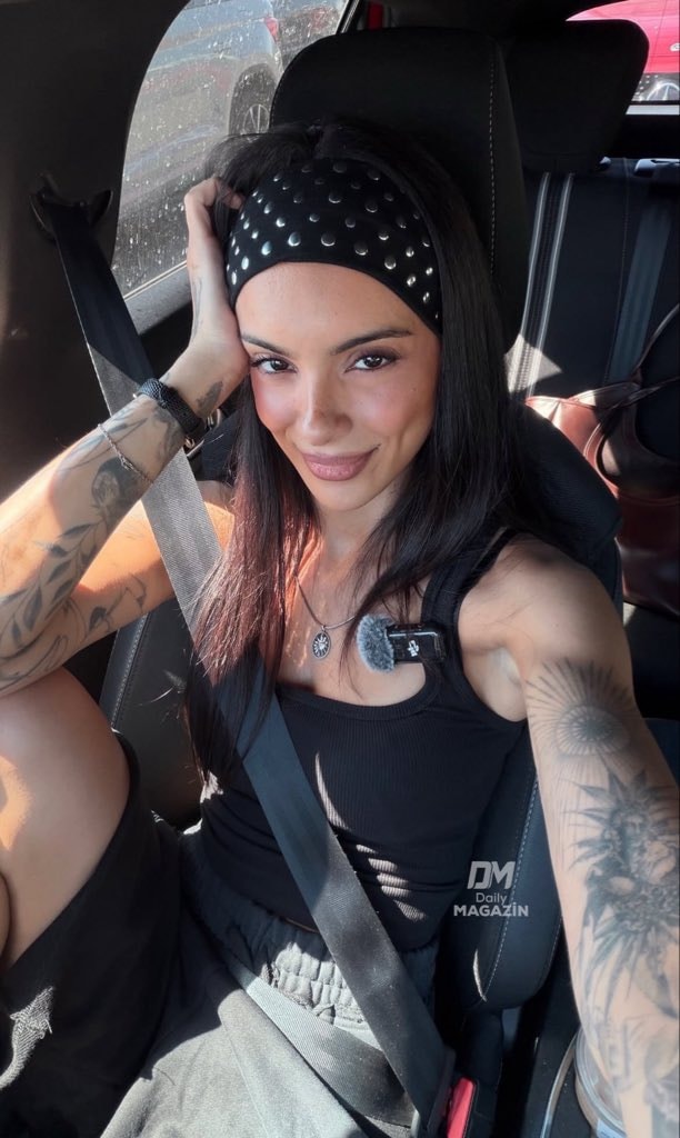 Pelinay İgit car photoshoot