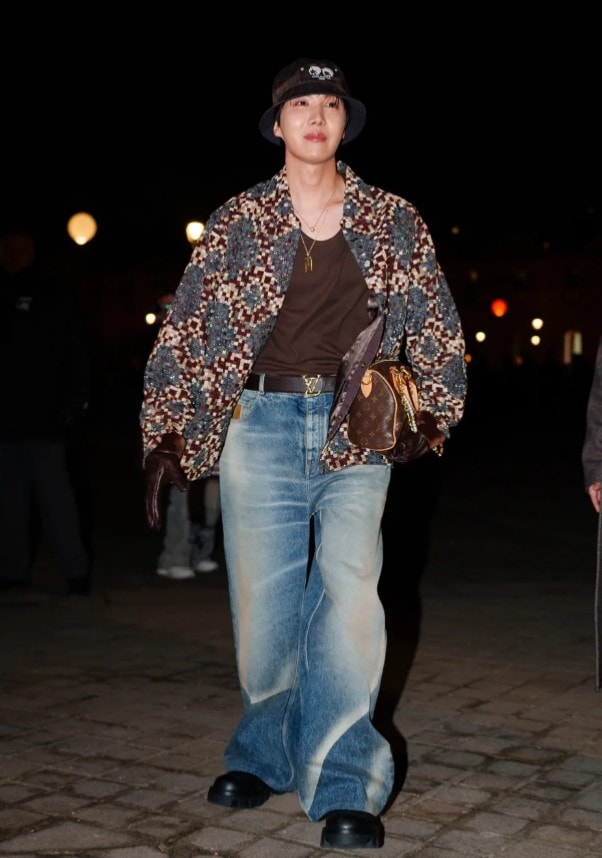 V Top 10 Fashionable K-Pop Idols (photo 3 of 4)
