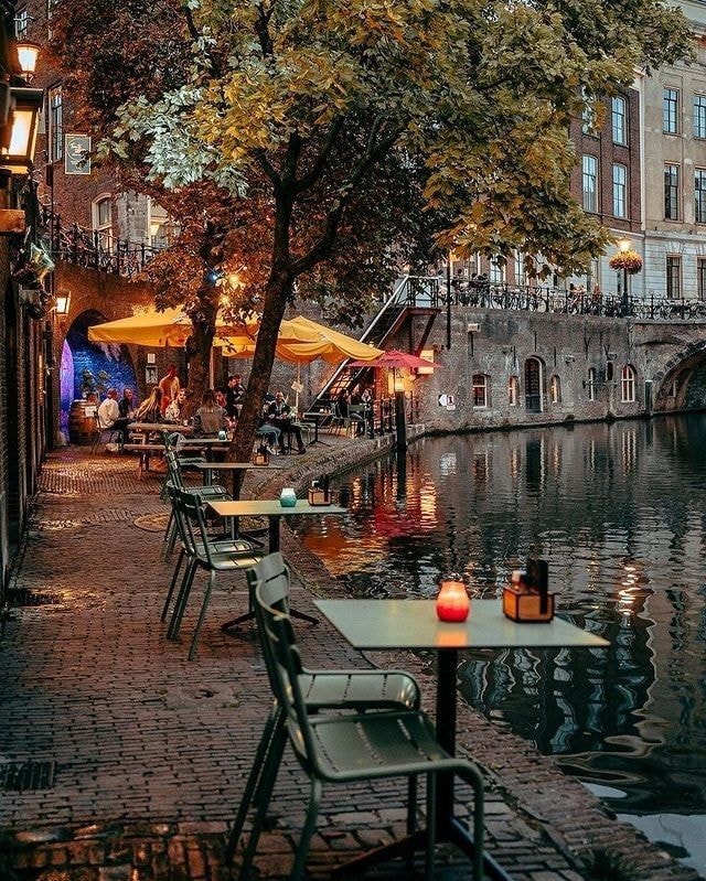 BASIS canal cafe Netherlands (photo 2 of 4)