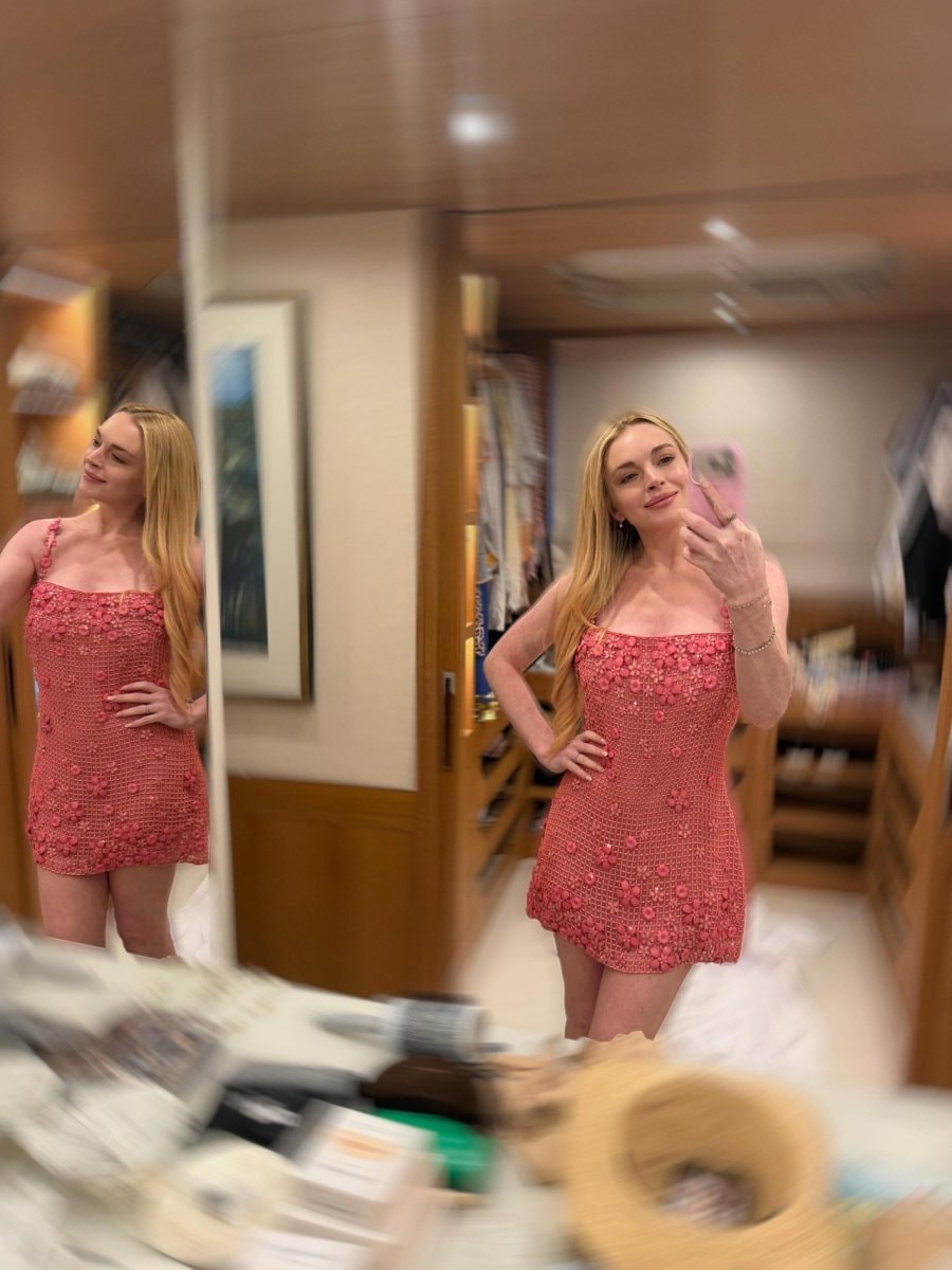 Lindsay Lohan selfie (photo 3 of 4)
