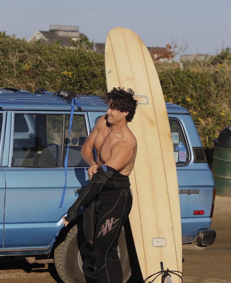 Carl Love Island USA hair pull (photo 3 of 4)