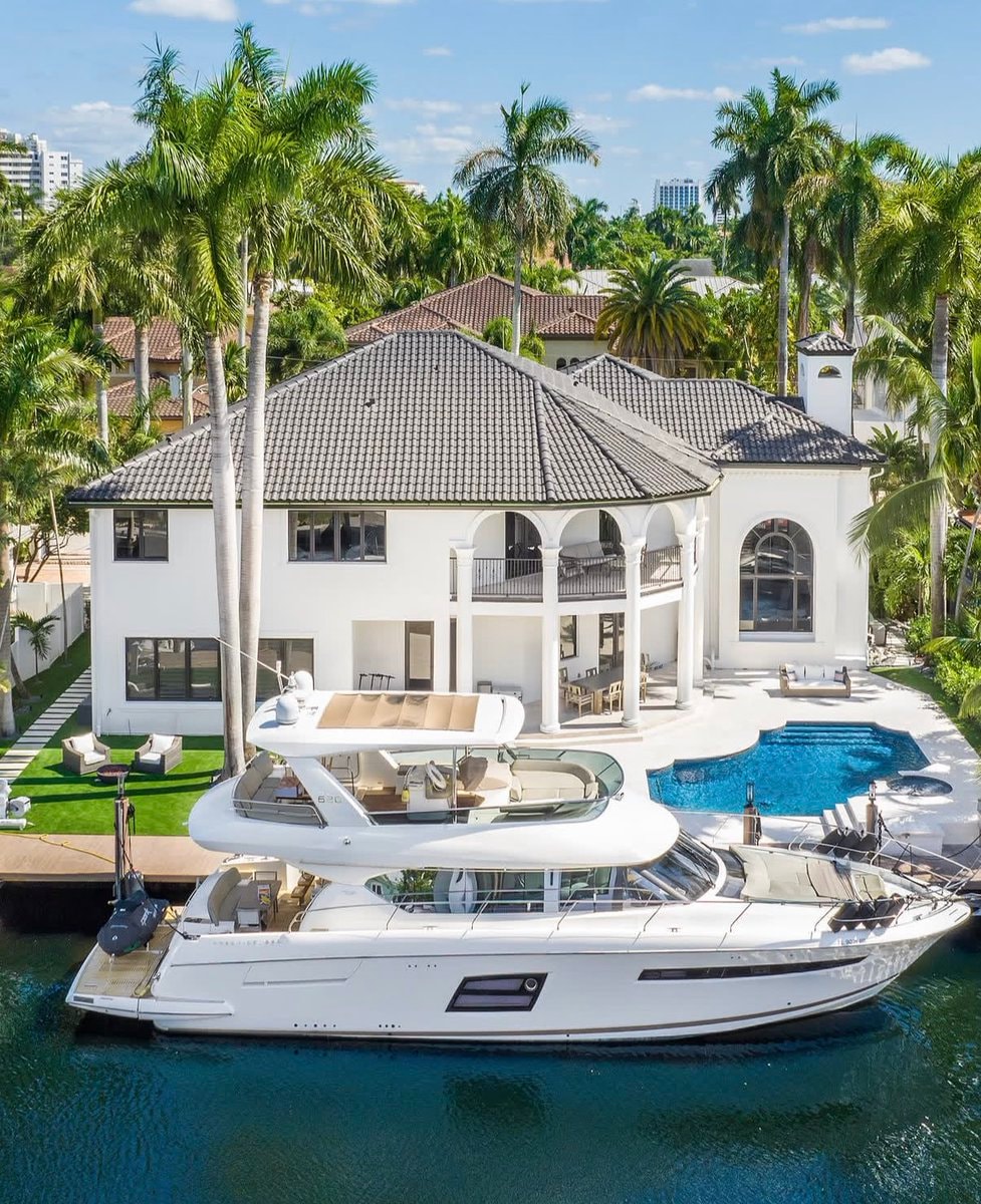 PRESTIGE 630 yacht and mansion