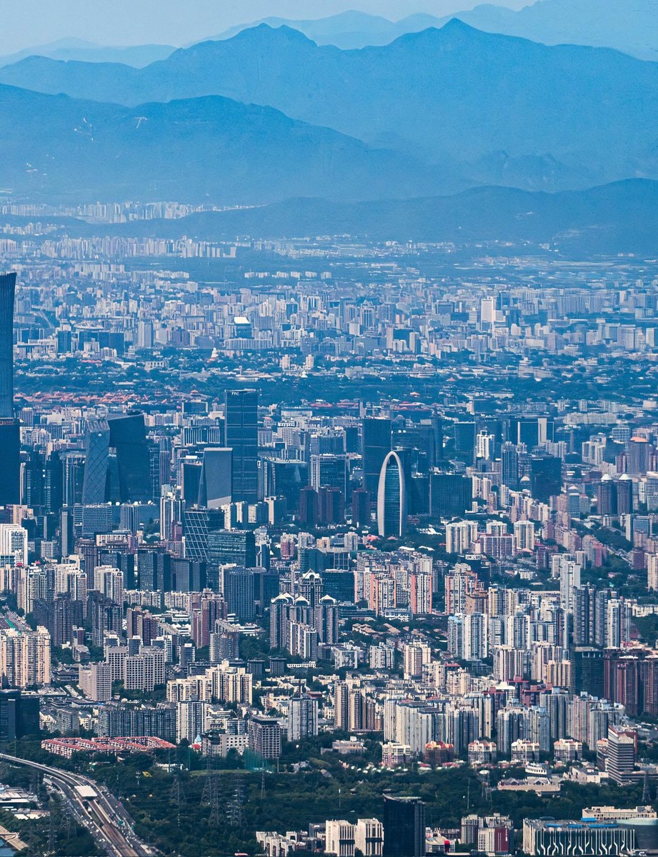 City skyline skyscraper mountain guess (photo 3 of 3)