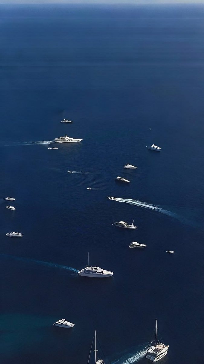 Yacht gathering peaceful chaos (photo 2 of 2)