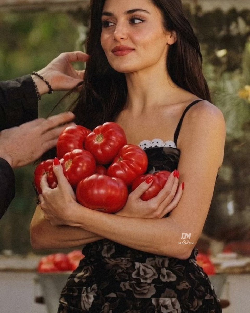 Hande Erçel magnificent laughter
