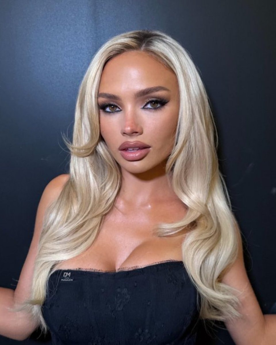 Natalie Alyn Lind iconic gaze (photo 1 of 2)