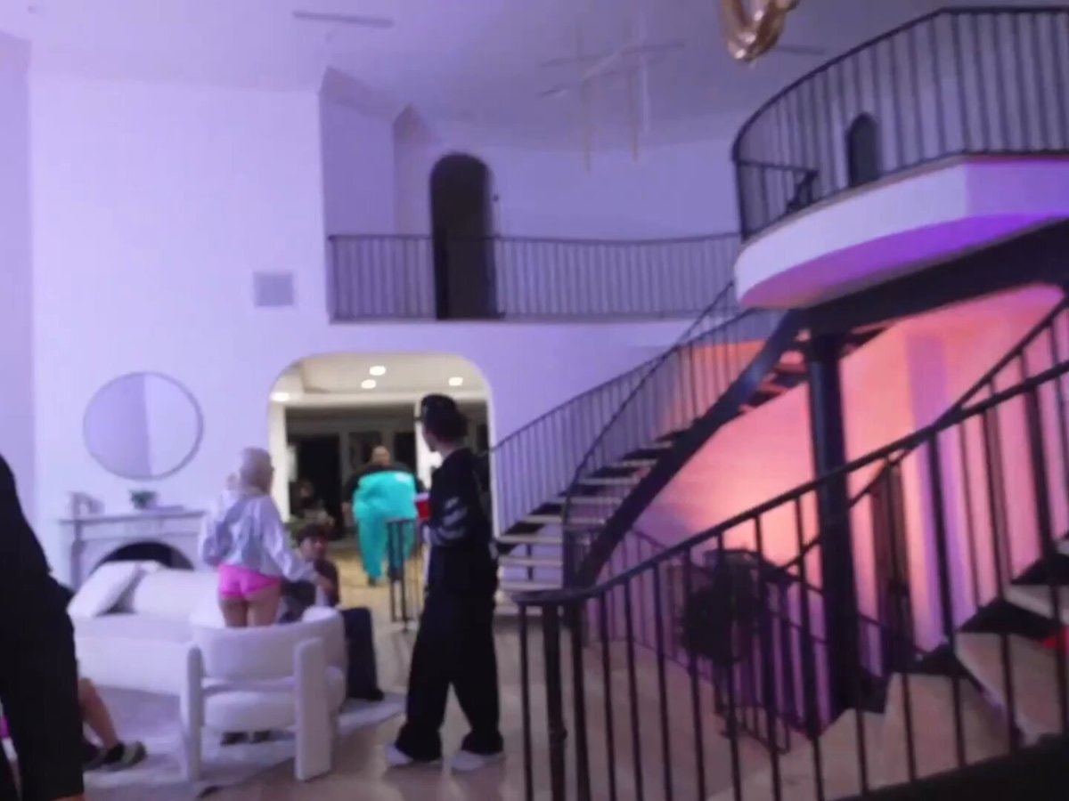 Dave Blunts leaves DeenTheGreat Adrien Broner party