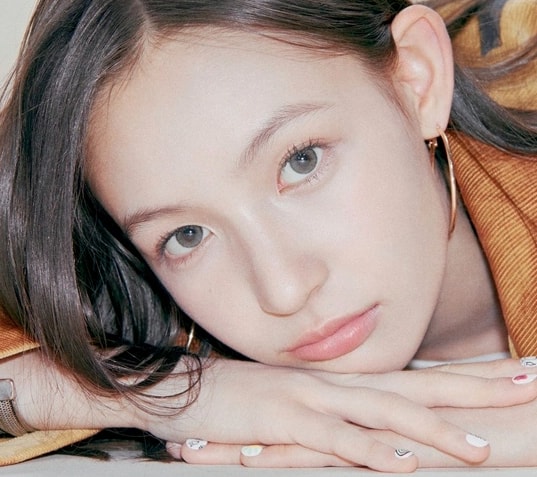 Yi Hani TUIDE HYBE debut (photo 1 of 2)