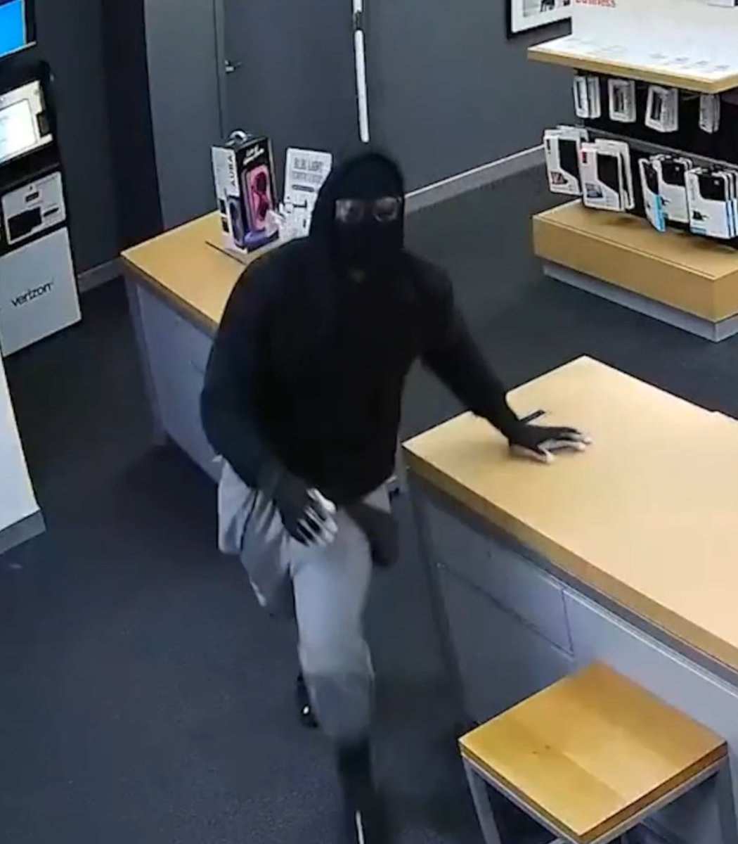 Burglar calls cops after own car stolen (photo 2 of 2)
