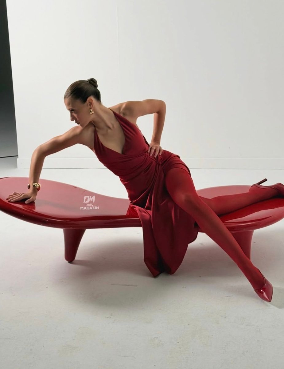 Sümeyye Aydoğan poses