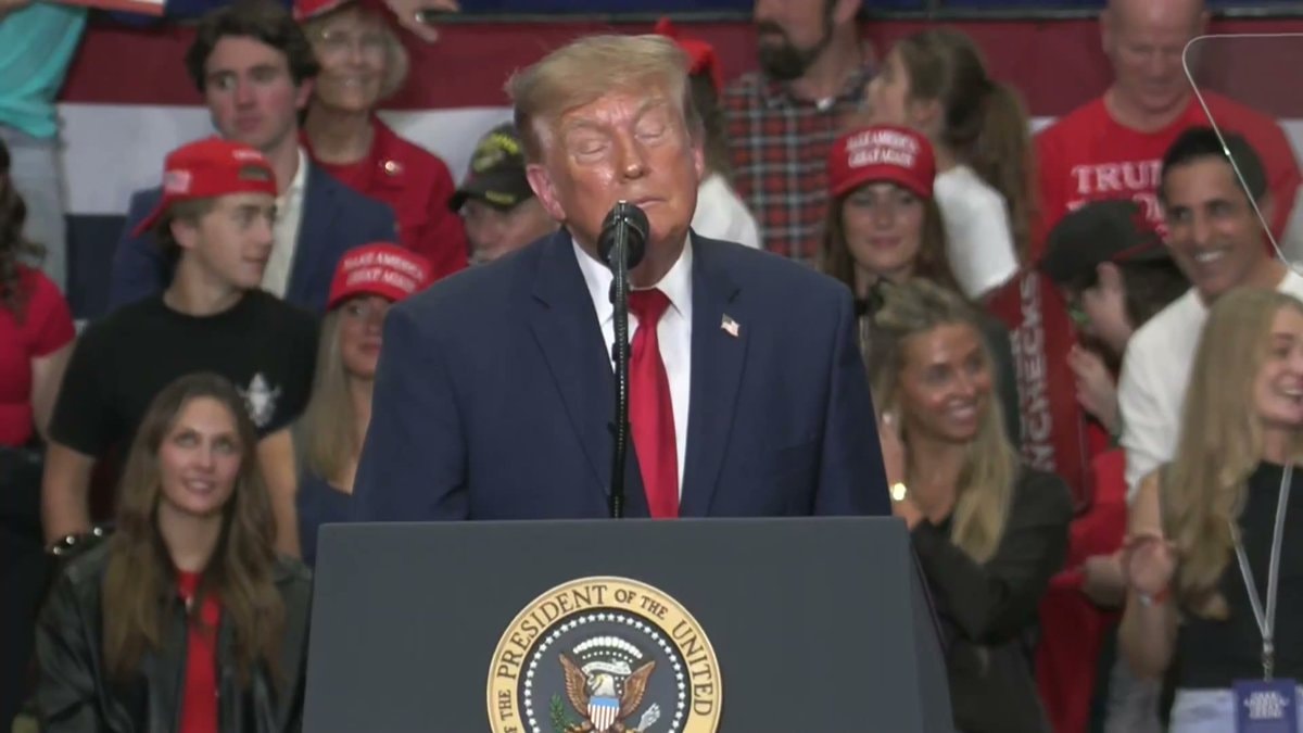 Trump shouts out Nicki Minaj at rally