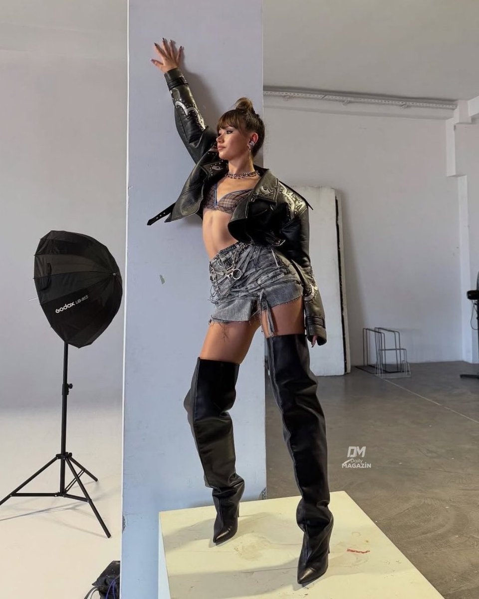 Hilal Yelekçi physique