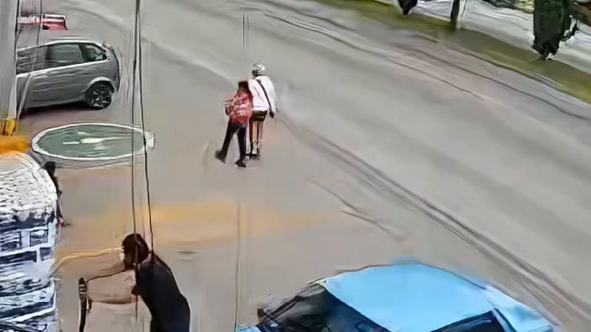 Puebla store employee saves girl from car