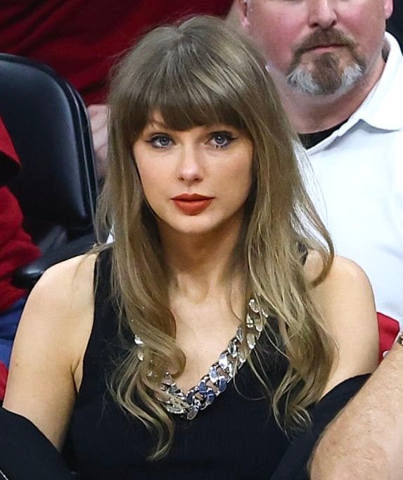 Taylor Swift viral photos (photo 2 of 2)